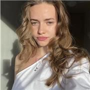 Soy una mujer trabajadora, responsable y me implico en todo lo que hago. Doy clases a estudiantes de primaria y ESO